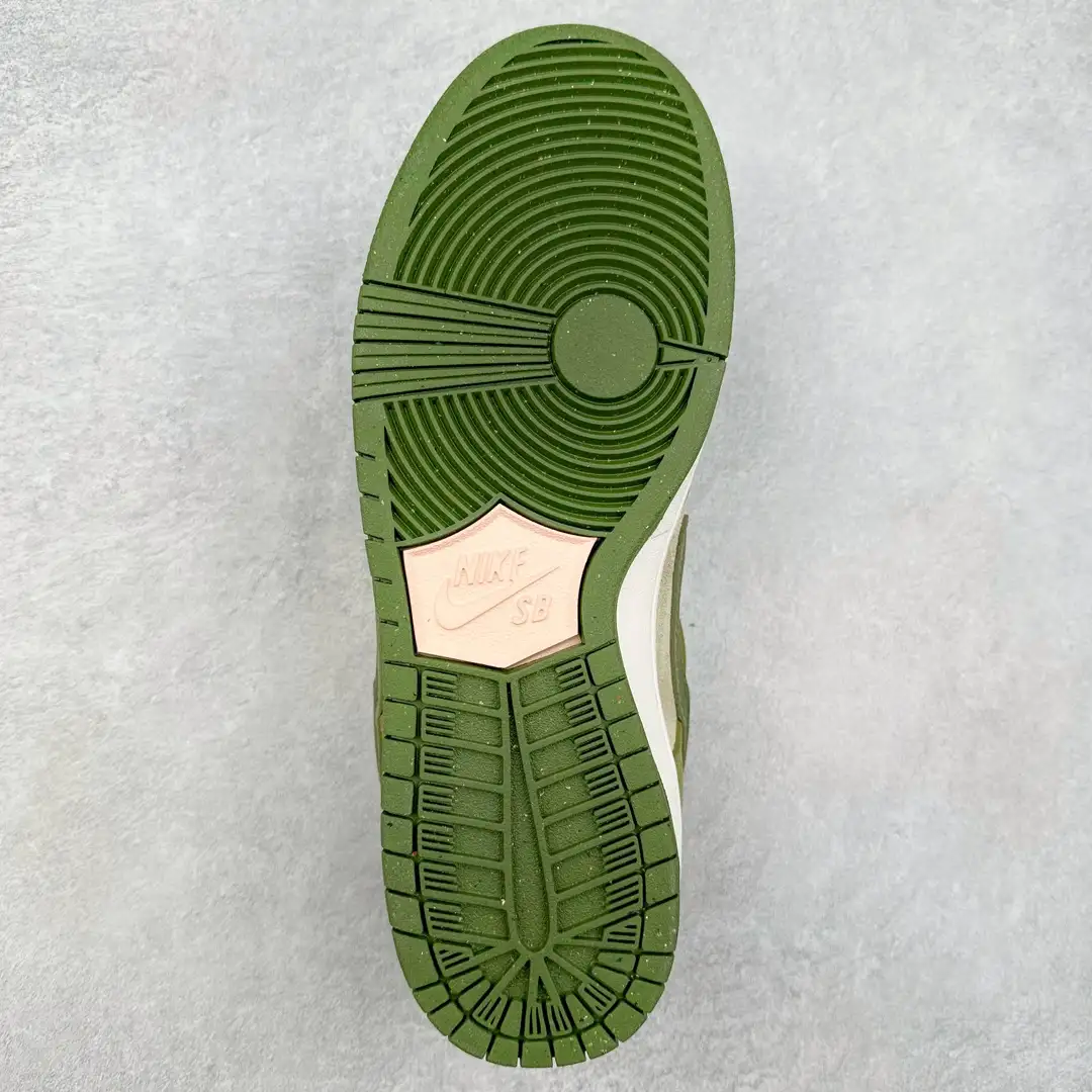 Nike SB Dunk Low Sneakers - Image 6