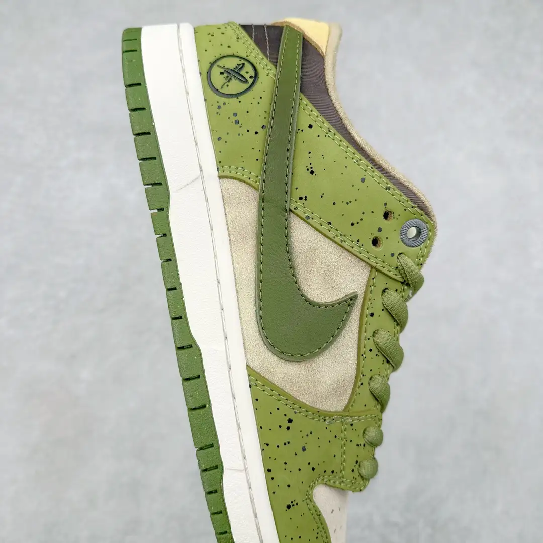 Nike SB Dunk Low Sneakers - Image 5