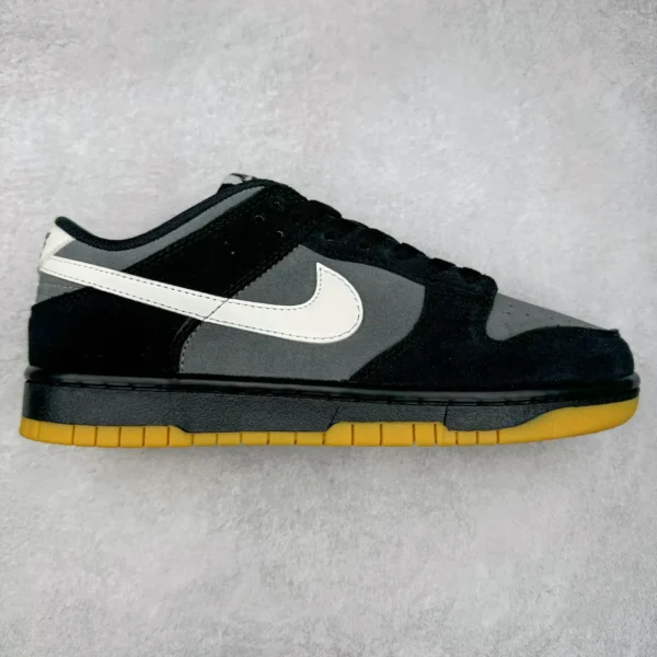 Nike Dunk Low Sneakers