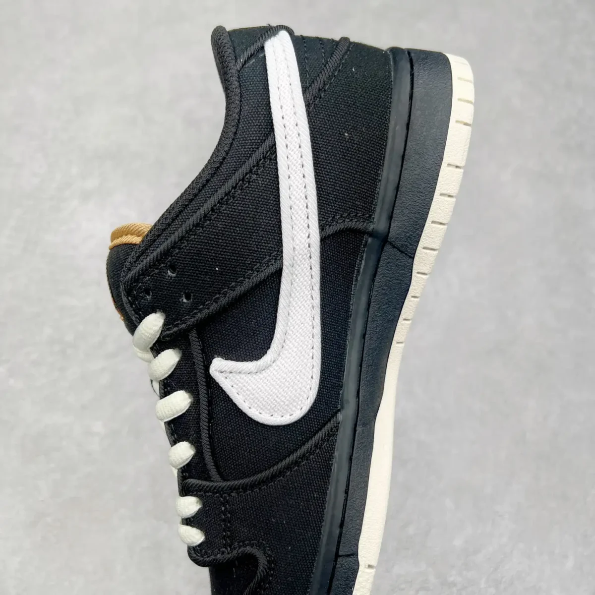 Nike SB Dunk Low Sneakers - Image 4