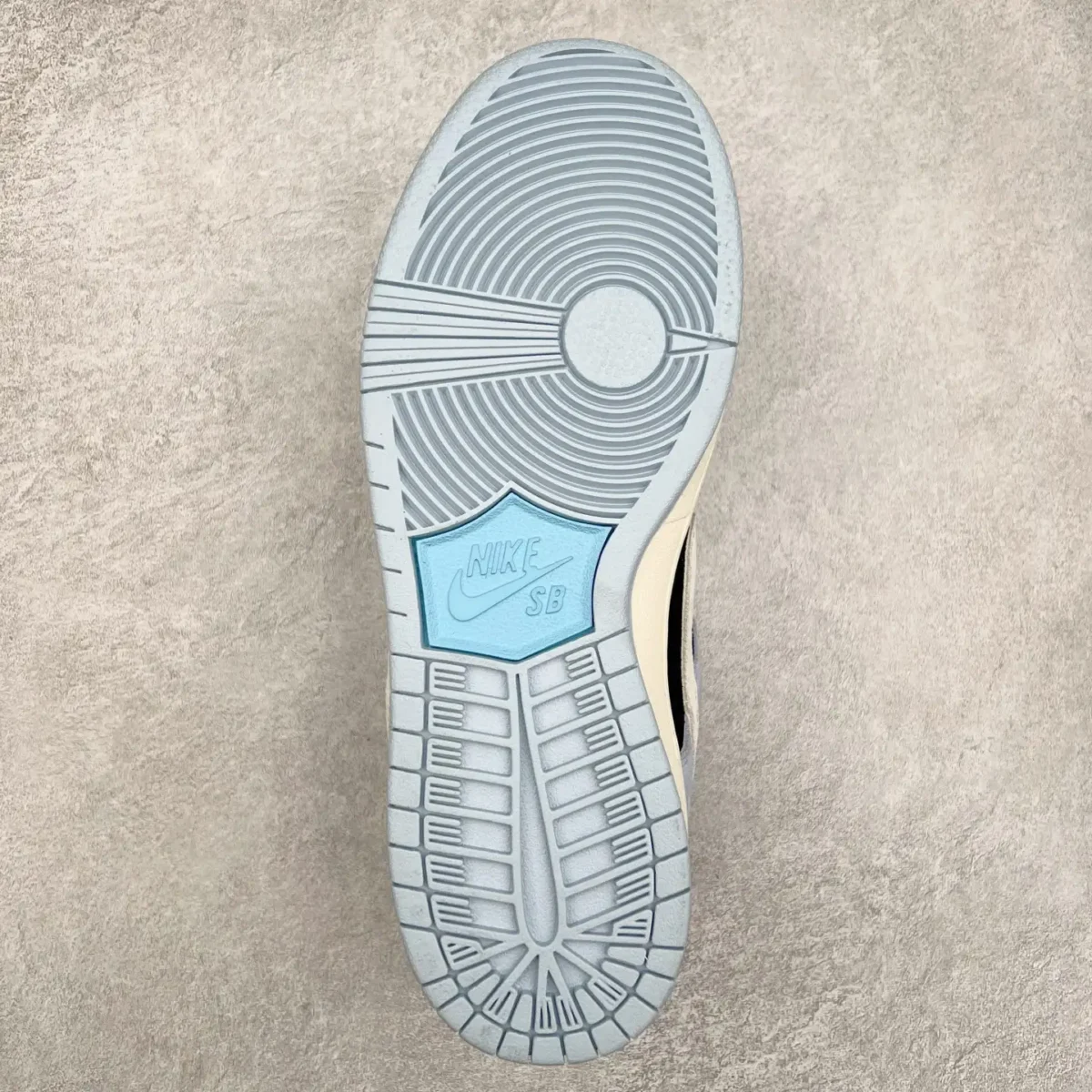 Nike SB Dunk Low Sneakers - Image 6