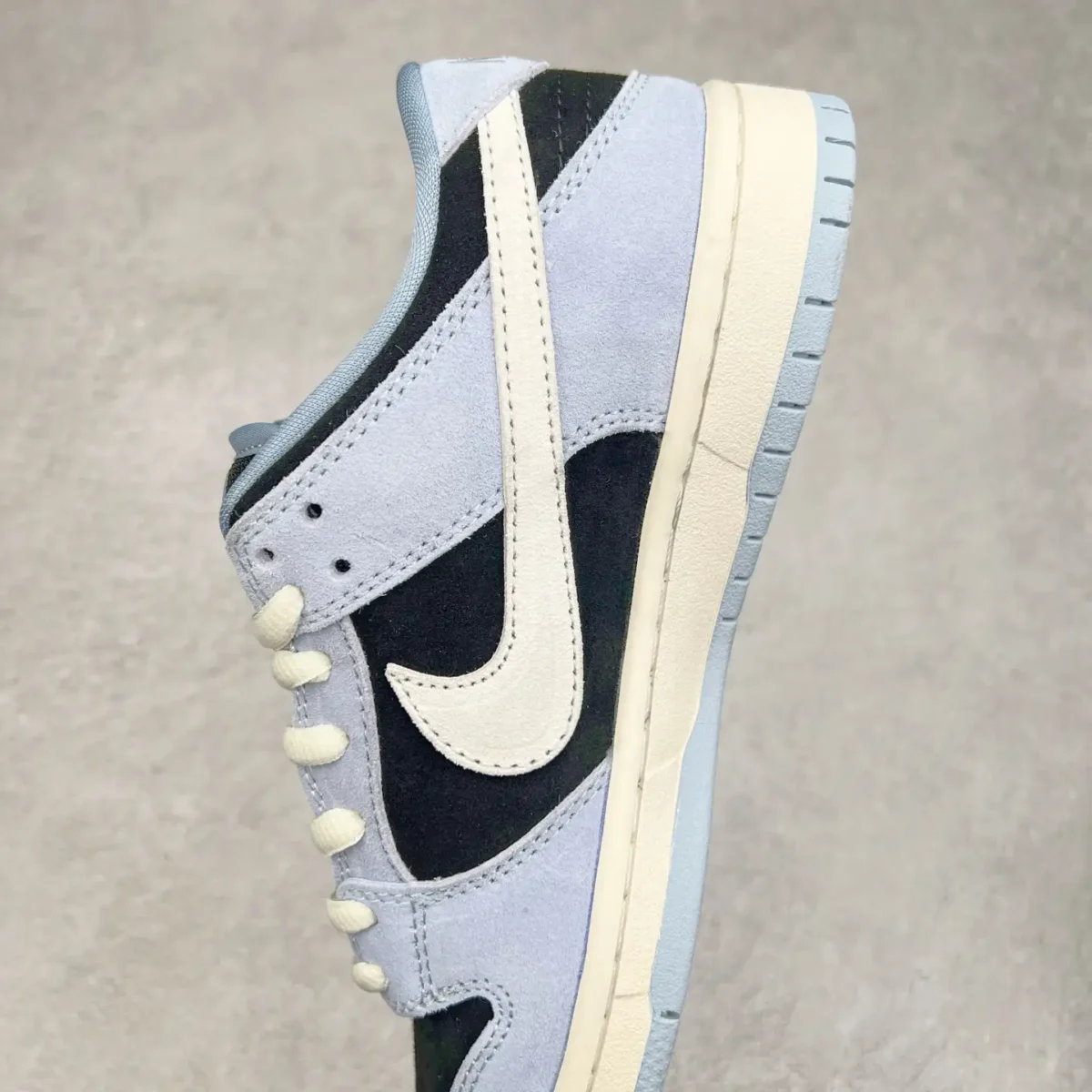 Nike SB Dunk Low Sneakers - Image 7