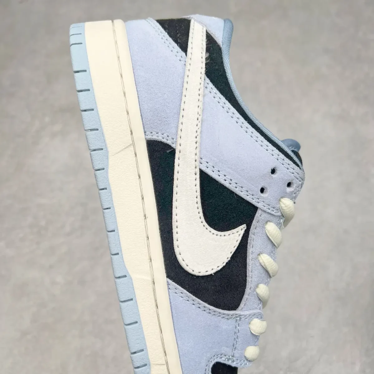 Nike SB Dunk Low Sneakers - Image 8