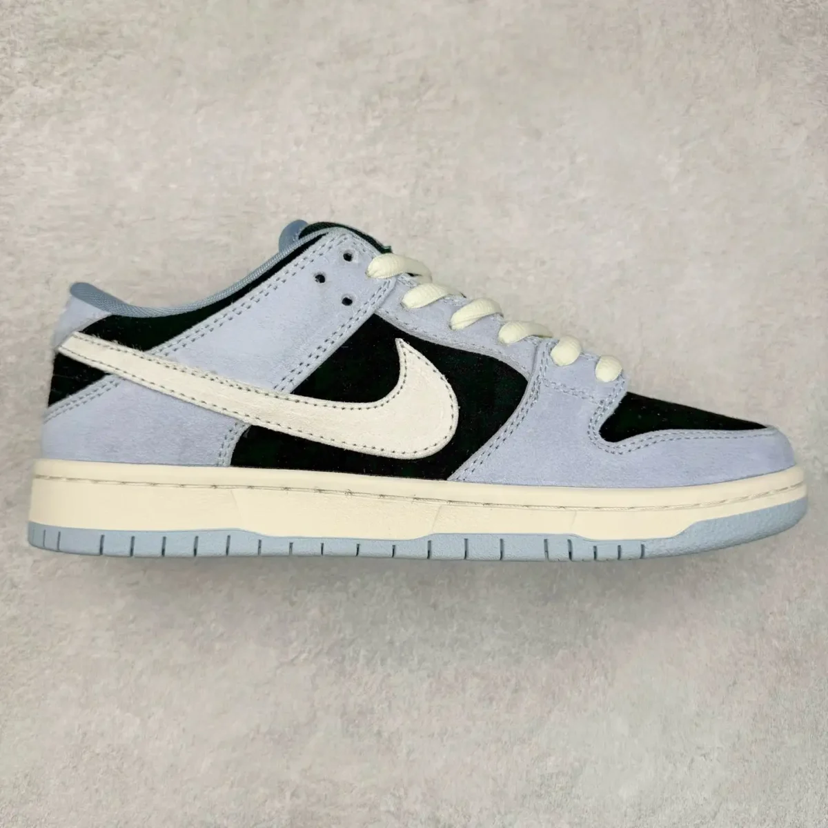 Nike SB Dunk Low Sneakers - Image 1