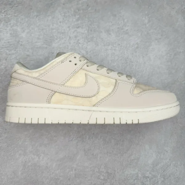 Nike Dunk Low Sneakers