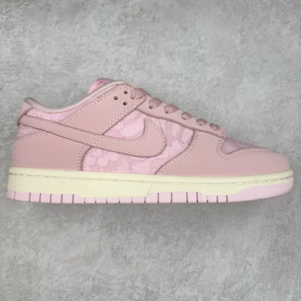 Nike Dunk Low Sneakers