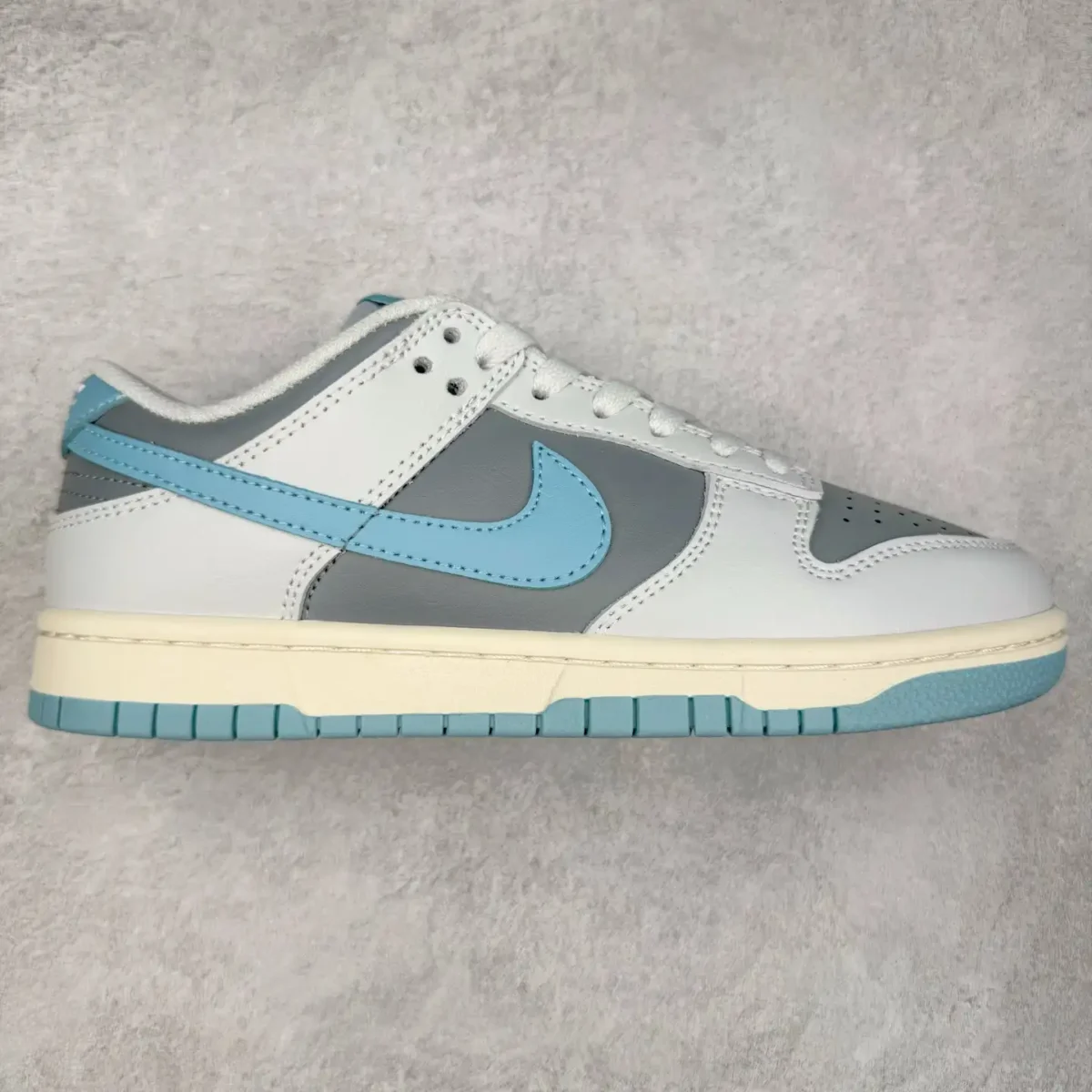 Nike Dunk Low Sneakers - Image 1