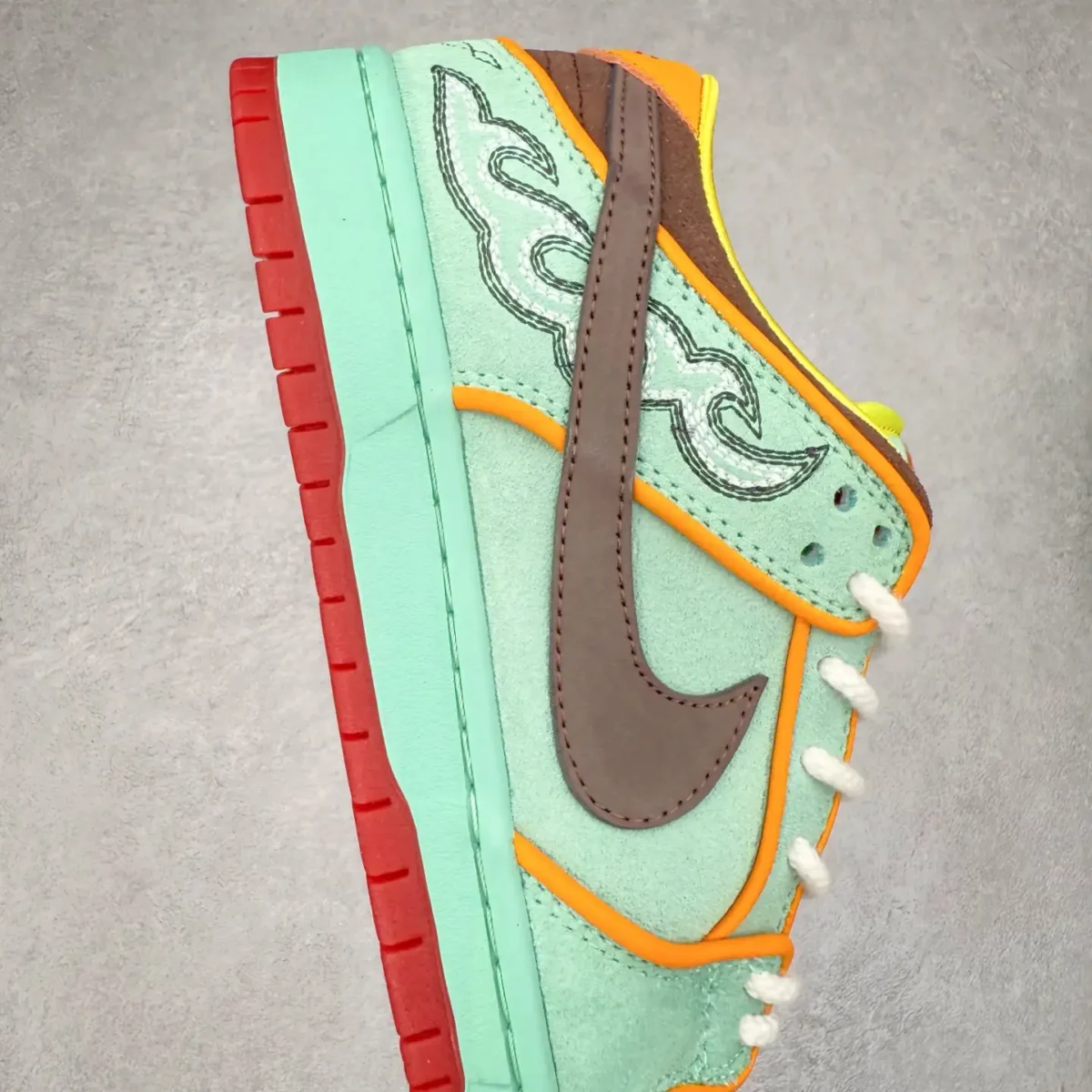 Nike SB Dunk Low Sneakers - Image 5