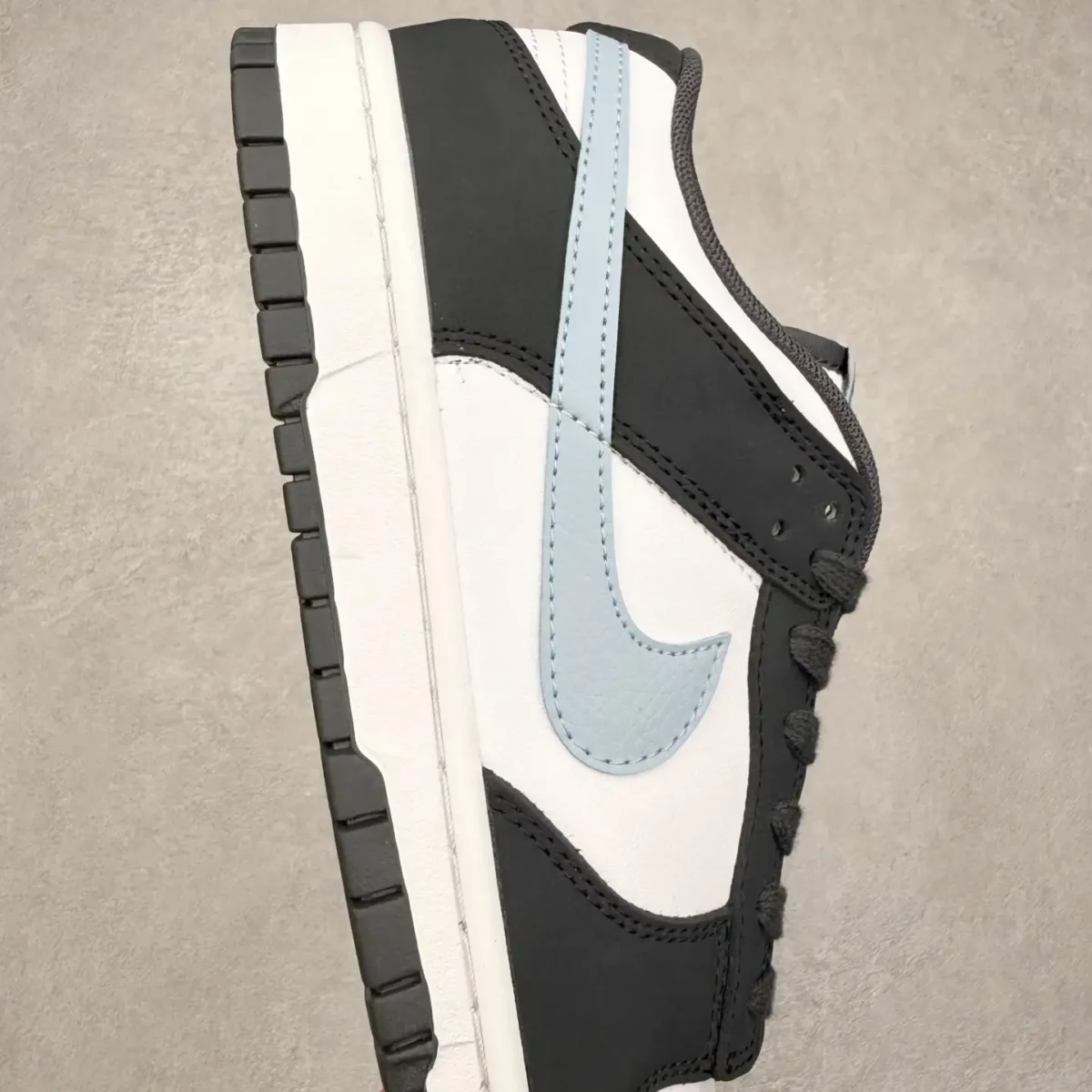 Nike Dunk Low Sneakers - Image 3