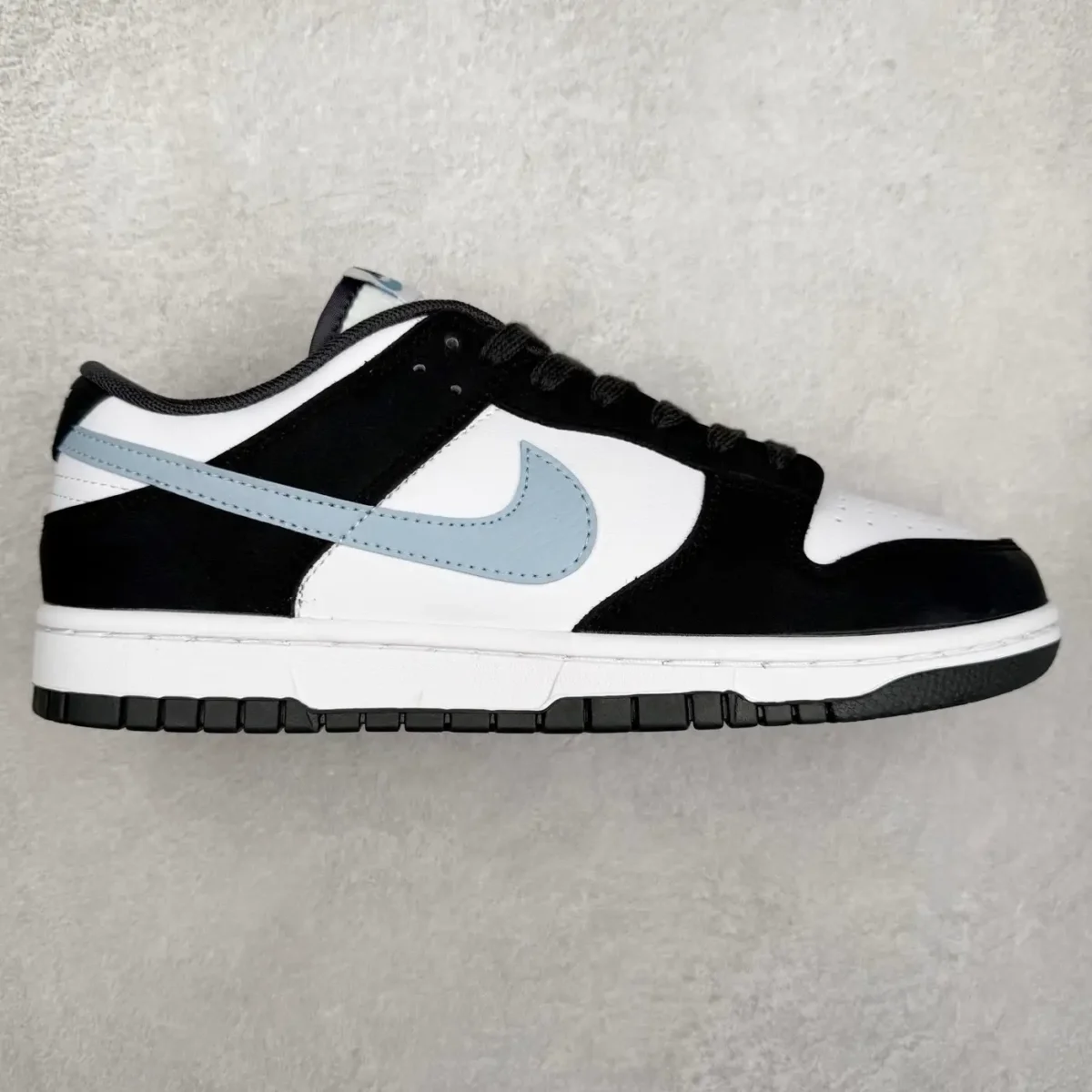 Nike Dunk Low Sneakers - Image 1