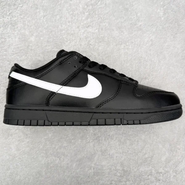 Nike Dunk Low Sneakers