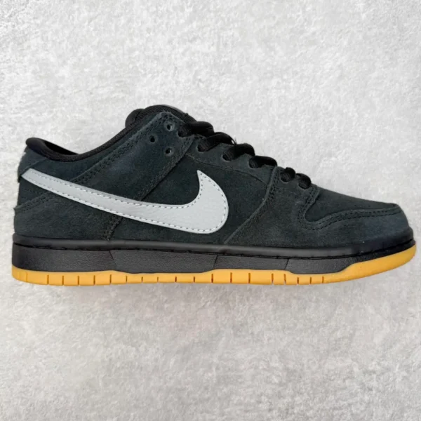 Nike SB Dunk Low Sneakers