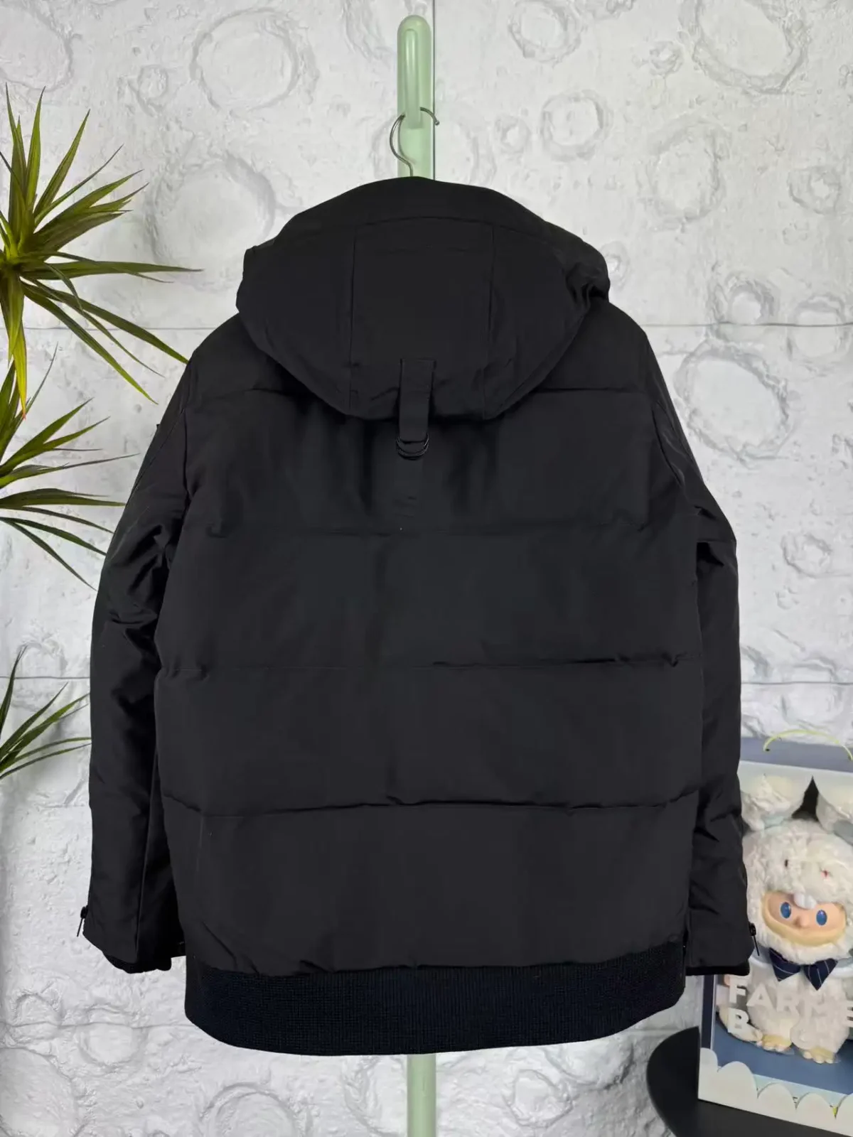 Moose Knuckles Unisex Sayabec Classic Down Jacket - Image 6