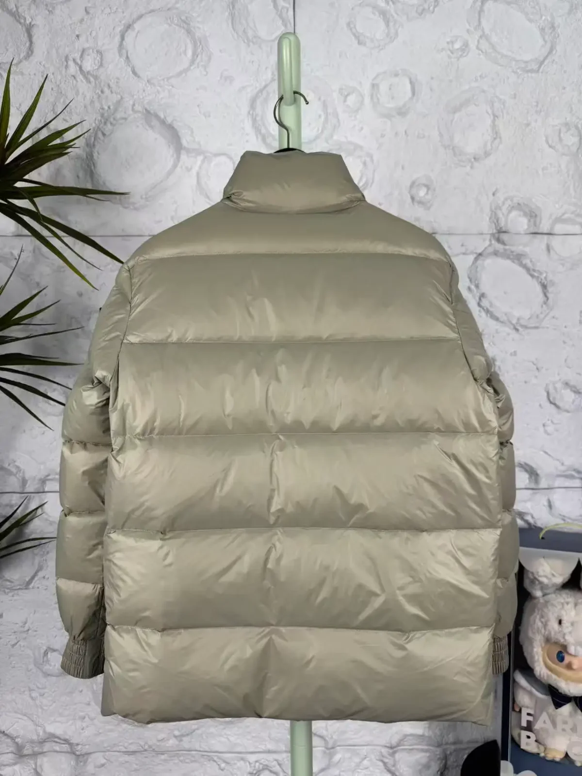 Moose Knuckles Unisex Lightweight Down Jacket - Image 6