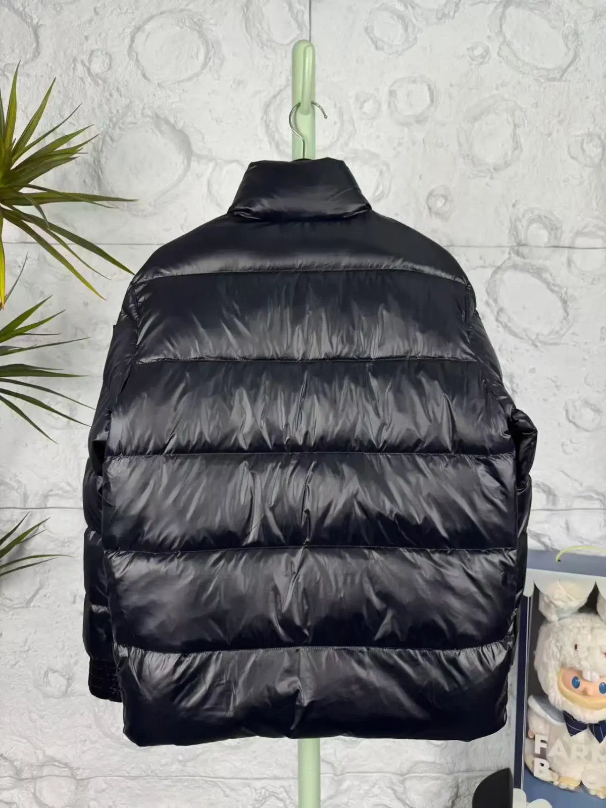 Moose Knuckles Unisex Lightweight Down Jacket - Image 7
